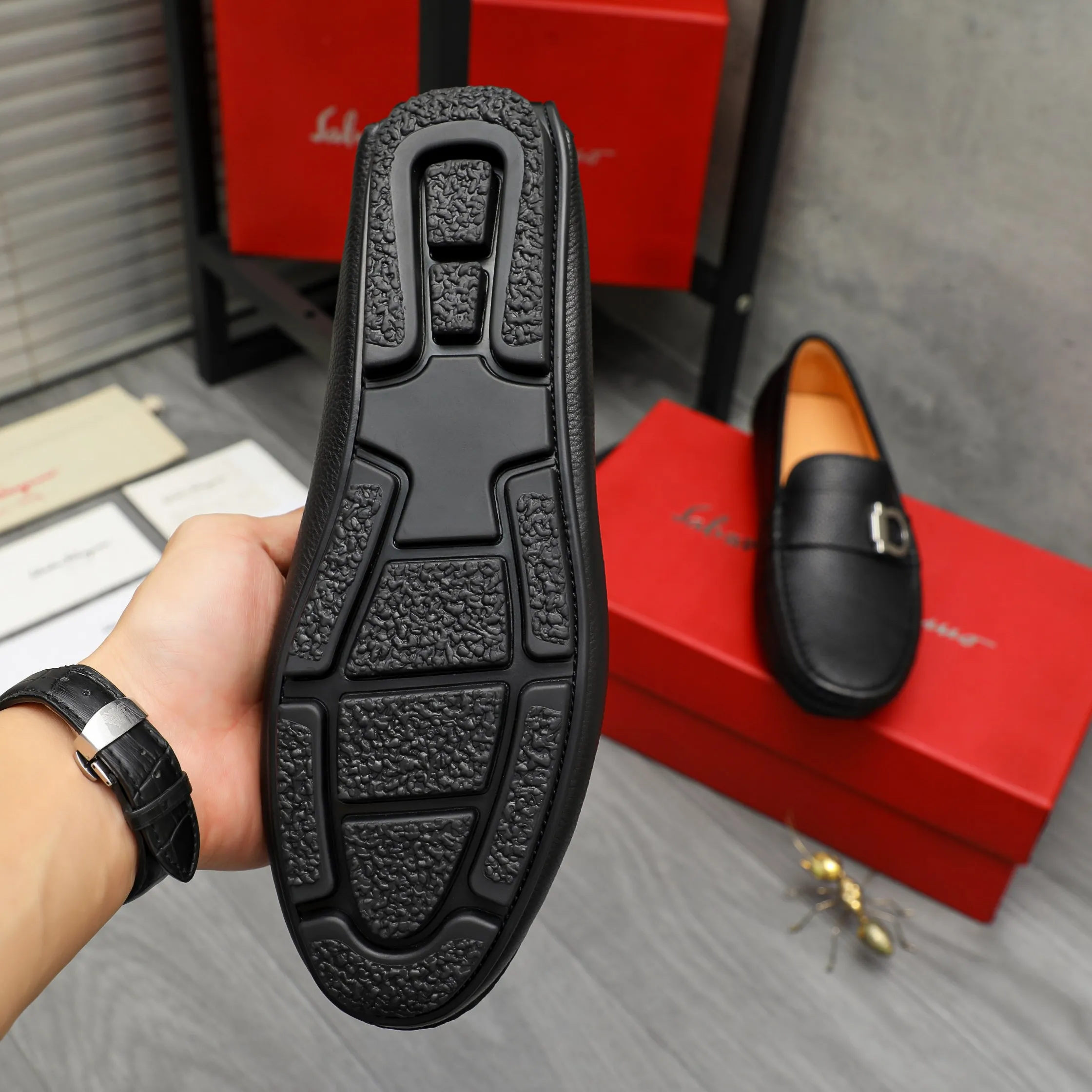 Men's shoes 💰380 Product trademark: Ferragamo "Ferragamo" casual slip-on shoes Regular size: 38-45 (45 is custom-made and non-returnable) Product materials: Selected high-quality pebbled cowhide upper, pigskin lining, rubber outsole